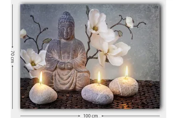 Lerretsbilde 70x100 cm - Sittende Buddha omgitt av blomster og steiner med tente lys - Grå / Hvit / Beige - Interiør - Maleri & posters - Lerretsbilder