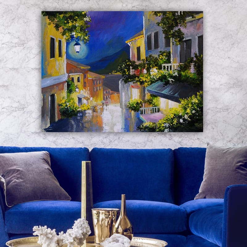 Lerretsbilde 70x100 cm - Sjarmerende smug med fargerike hus og en måne som skinner over landskapet - Gul / Blå / Grønn - Interiør - Maleri & posters - Lerretsbilder