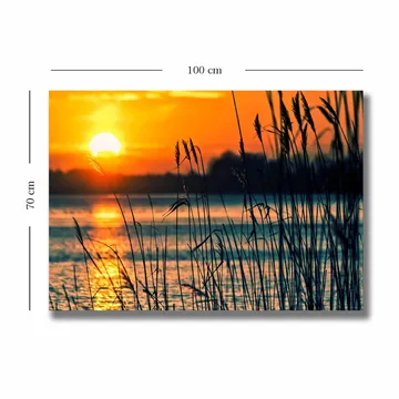 Lerretsbilde 70x100 cm - Solnedgang over en rolig vannflate med gress som svaier i vinden - Oransje / Blå / Svart - Interiør - Maleri & posters - Lerretsbilder