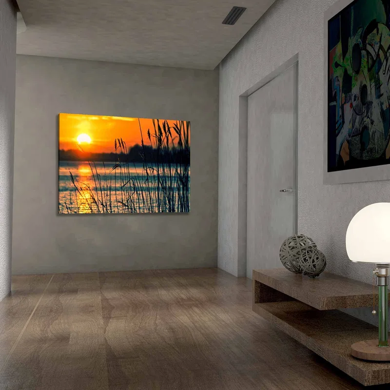 Lerretsbilde 70x100 cm - Solnedgang over en rolig vannflate med gress som svaier i vinden - Oransje / Blå / Svart - Interiør - Maleri & posters - Lerretsbilder