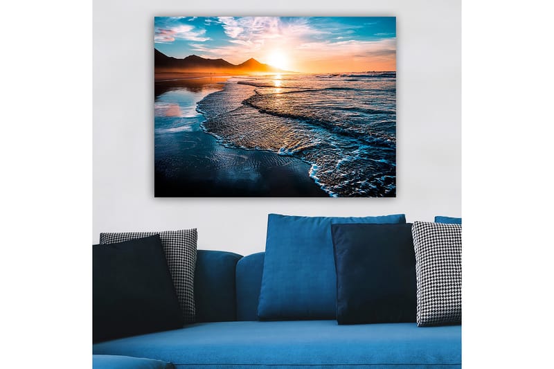 Lerretsbilde 70x100 cm - Solnedgang over en strand med milde bølger som ruller inn mot kysten - Blå / Oransje / Turkis - Interiør - Maleri & posters - Lerretsbilder