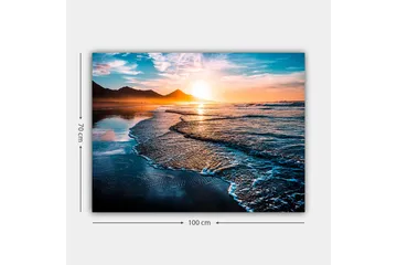 Lerretsbilde 70x100 cm - Solnedgang over en strand med milde bølger som ruller inn mot kysten - Blå / Oransje / Turkis - Interiør - Maleri & posters - Lerretsbilder