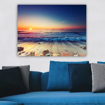 Lerretsbilde 70x100 cm - Solnedgang over havet med myke bølger som ruller inn mot kysten - Blå / Oransje / Rosa - Interiør - Maleri & posters - Lerretsbilder