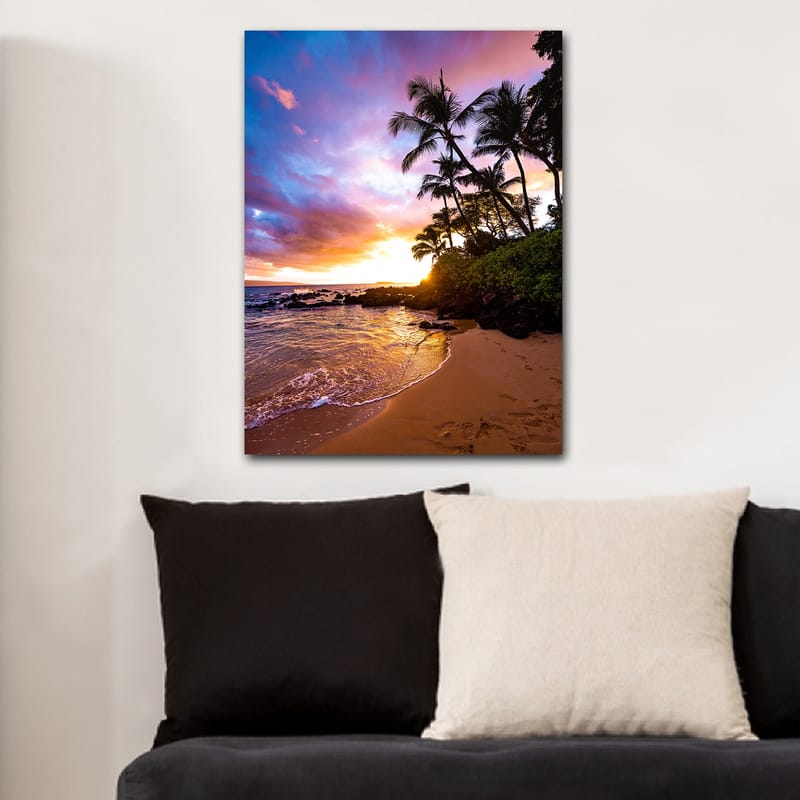 Lerretsbilde 70x100 cm - Solnedgang på stranden med palmer innrammet av fargerike skyer - Lilla / Oransje / Grønn - Interiør - Maleri & posters - Lerretsbilder