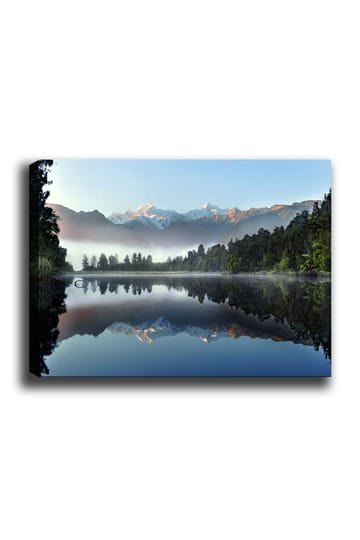 Lerretsbilde 70x100 cm - Speilbilde av majestetiske fjell speilet i en rolig innsjø omgitt av frodig skog - Blå / Grønn / Hvit - Interiør - Maleri & posters - Lerretsbilder