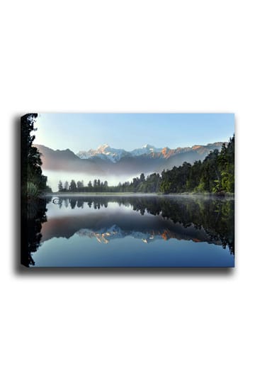 Lerretsbilde 70x100 cm - Speilbilde av majestetiske fjell speilet i en rolig innsjø omgitt av frodig skog - Blå / Grønn / Hvit - Interiør - Maleri & posters - Lerretsbilder