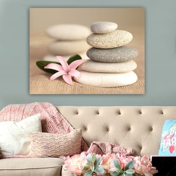 Lerretsbilde 70x100 cm - Steinpyramide med en rosa blomst som symboliserer balanse og harmoni - Grå / Beige / Rosa - Interiør - Maleri & posters - Lerretsbilder