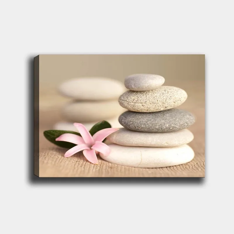 Lerretsbilde 70x100 cm - Steinpyramide med en rosa blomst som symboliserer balanse og harmoni, Grå / Beige / Rosa