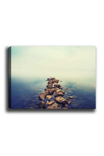 Lerretsbilde 70x100 cm - Steinsti som strekker seg over en stille vannflate - Grå / Blå / Beige - Interiør - Maleri & posters - Lerretsbilder