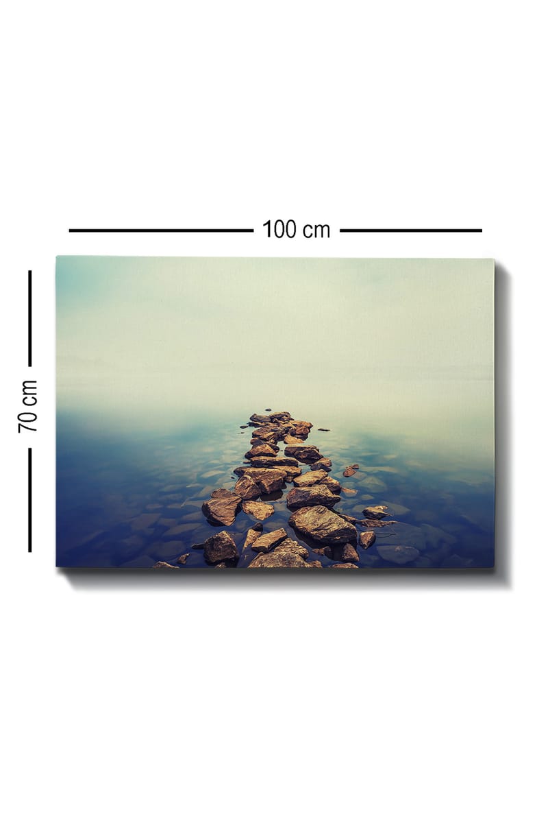 Lerretsbilde 70x100 cm - Steinsti som strekker seg over en stille vannflate - Grå / Blå / Beige - Interiør - Maleri & posters - Lerretsbilder