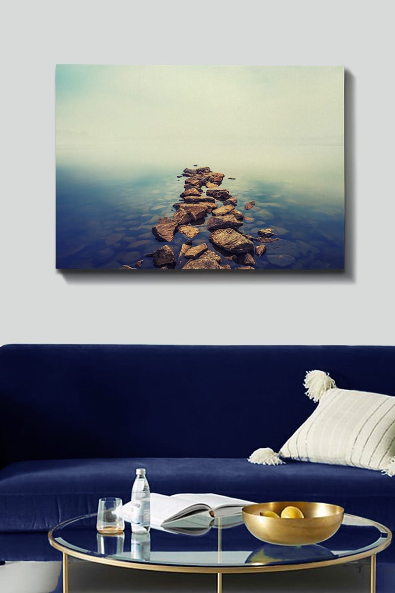 Lerretsbilde 70x100 cm - Steinsti som strekker seg over en stille vannflate - Grå / Blå / Beige - Interiør - Maleri & posters - Lerretsbilder