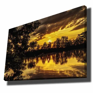 Lerretsbilde 70x100 cm - Stemningsfull solnedgang over en speilblank innsjø, omgitt av silhuetter av trær - Gull / Svart / Mørkegrønn - Interiør - Maleri & posters - Lerretsbilder