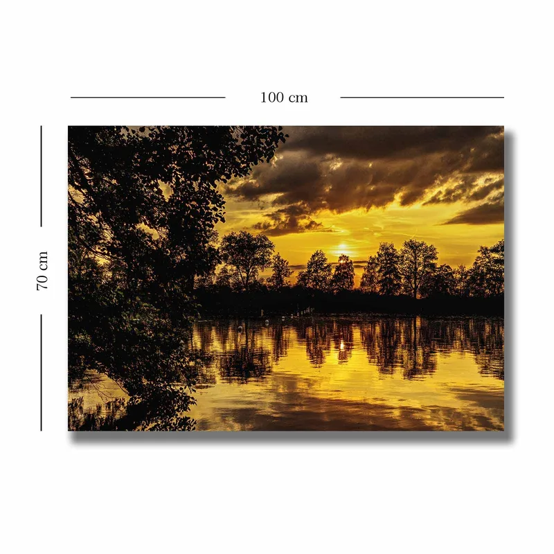Lerretsbilde 70x100 cm - Stemningsfull solnedgang over en speilblank innsjø, omgitt av silhuetter av trær - Gull / Svart / Mørkegrønn - Interiør - Maleri & posters - Lerretsbilder