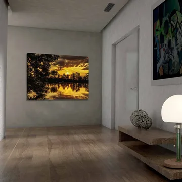 Lerretsbilde 70x100 cm - Stemningsfull solnedgang over en speilblank innsjø, omgitt av silhuetter av trær - Gull / Svart / Mørkegrønn - Interiør - Maleri & posters - Lerretsbilder