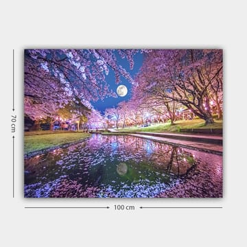 Lerretsbilde 70x100 cm - Stemningsfullt landskap med kirsebærtrær i blomst og en fullmåne speilet i en rolig innsjø - Rosa / Blå / Grønn - Interiør - Maleri & posters - Lerretsbilder
