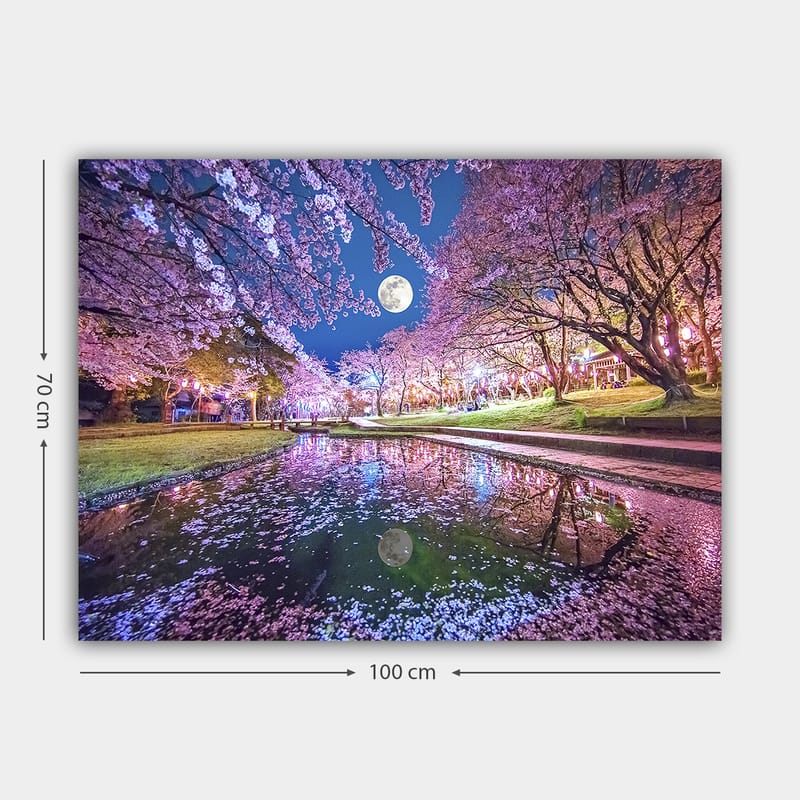 Lerretsbilde 70x100 cm - Stemningsfullt landskap med kirsebærtrær i blomst og en fullmåne speilet i en rolig innsjø - Rosa / Blå / Grønn - Interiør - Maleri & posters - Lerretsbilder