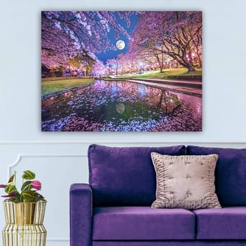 Lerretsbilde 70x100 cm - Stemningsfullt landskap med kirsebærtrær i blomst og en fullmåne speilet i en rolig innsjø - Rosa / Blå / Grønn - Interiør - Maleri & posters - Lerretsbilder