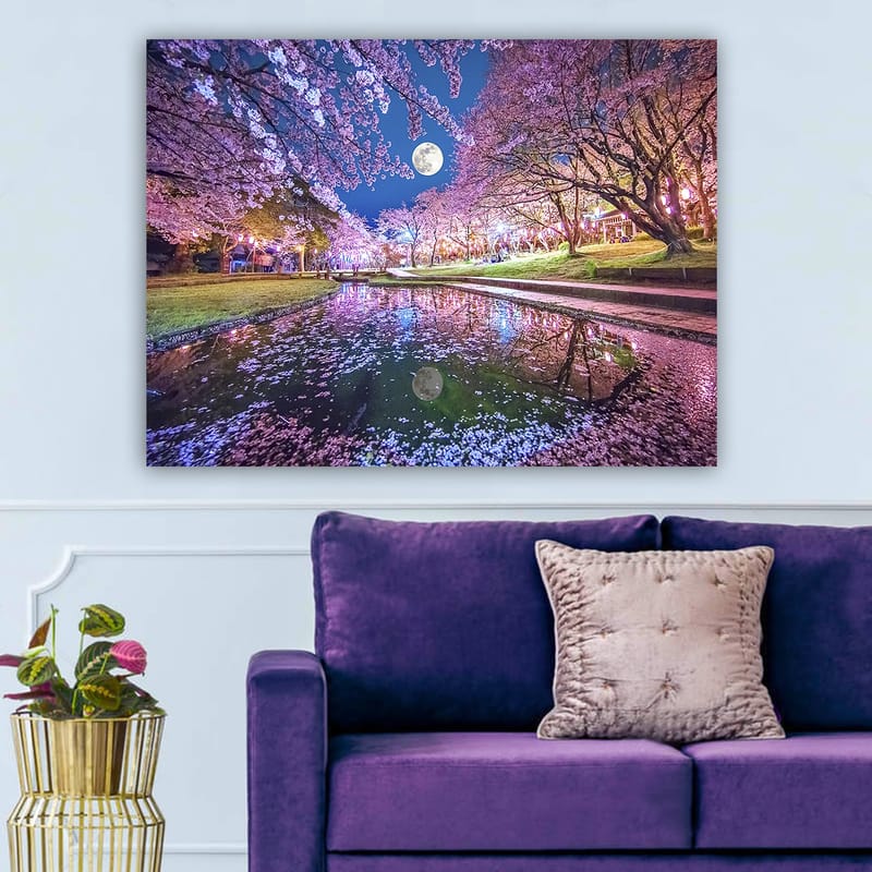 Lerretsbilde 70x100 cm - Stemningsfullt landskap med kirsebærtrær i blomst og en fullmåne speilet i en rolig innsjø - Rosa / Blå / Grønn - Interiør - Maleri & posters - Lerretsbilder