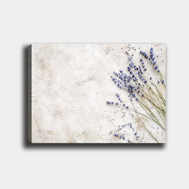 Lerretsbilde 70x100 cm - Stilig komposisjon av lavendelblomster på en lys, strukturert bakgrunn, Lys lilla / Beige