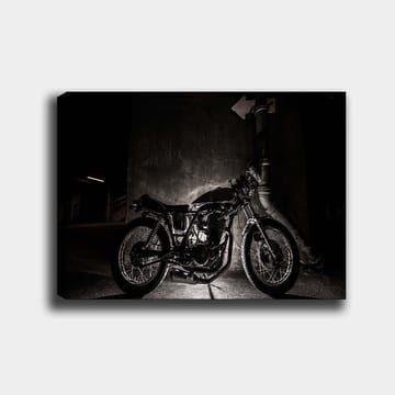Lerretsbilde 70x100 cm - Stilig motorsykkel i et urbant miljø med fokus på detaljer og skygger - Svart / Grå - Interiør - Maleri & posters - Lerretsbilder