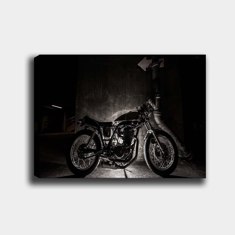 Lerretsbilde 70x100 cm - Stilig motorsykkel i et urbant miljø med fokus på detaljer og skygger - Svart / Grå - Interiør - Maleri & posters - Lerretsbilder