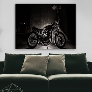 Lerretsbilde 70x100 cm - Stilig motorsykkel i et urbant miljø med fokus på detaljer og skygger - Svart / Grå - Interiør - Maleri & posters - Lerretsbilder