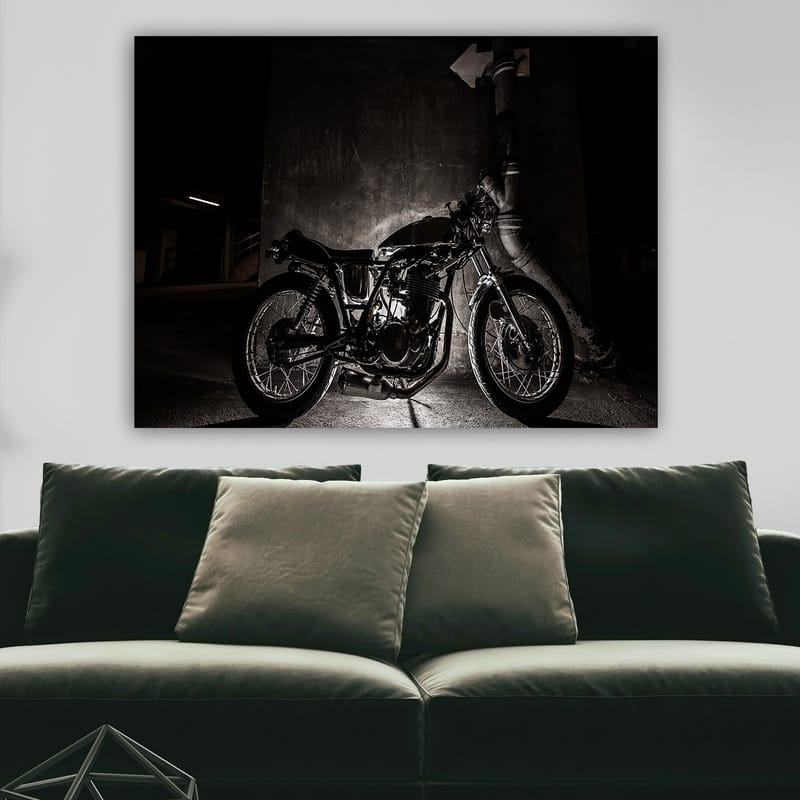 Lerretsbilde 70x100 cm - Stilig motorsykkel i et urbant miljø med fokus på detaljer og skygger - Svart / Grå - Interiør - Maleri & posters - Lerretsbilder