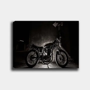 Lerretsbilde 70x100 cm - Stilig motorsykkel i et urbant miljø med fokus på detaljer og skygger - Svart / Grå - Interiør - Maleri & posters - Lerretsbilder