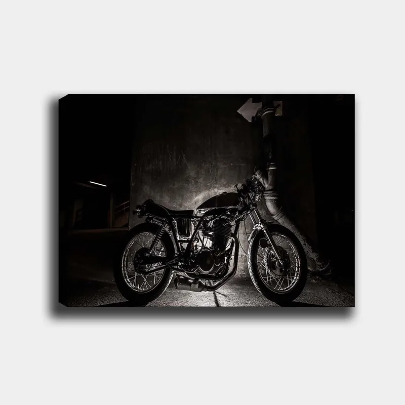 Lerretsbilde 70x100 cm - Stilig motorsykkel i et urbant miljø med fokus på detaljer og skygger, Svart / Grå