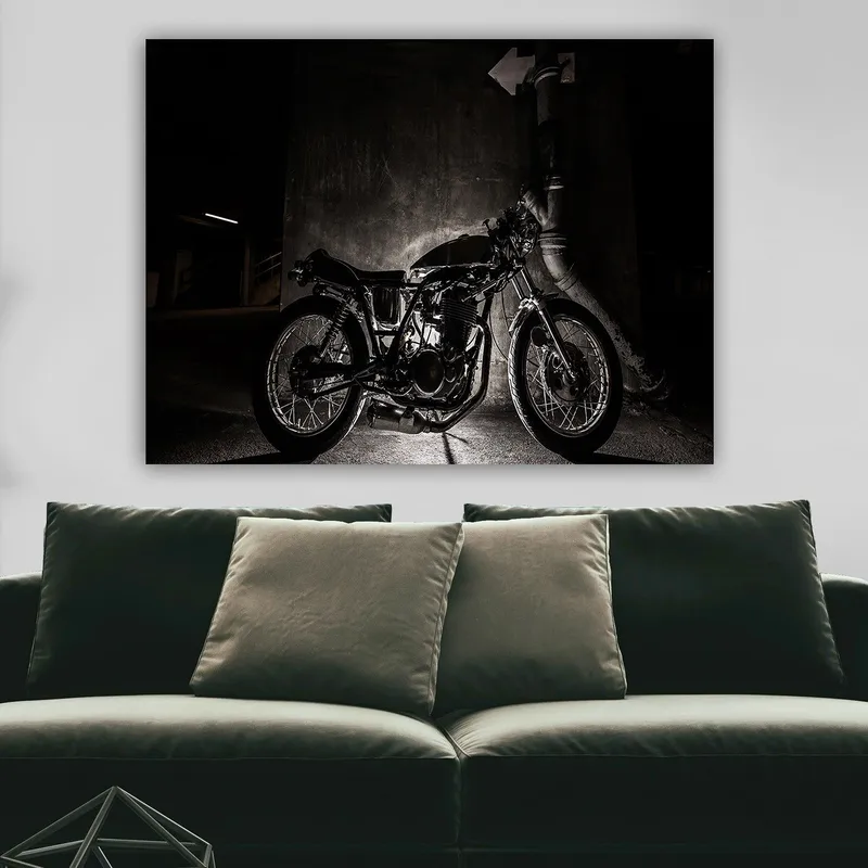 Lerretsbilde 70x100 cm - Stilig motorsykkel i et urbant miljø med fokus på detaljer og skygger - Svart / Grå - Interiør - Maleri & posters - Lerretsbilder