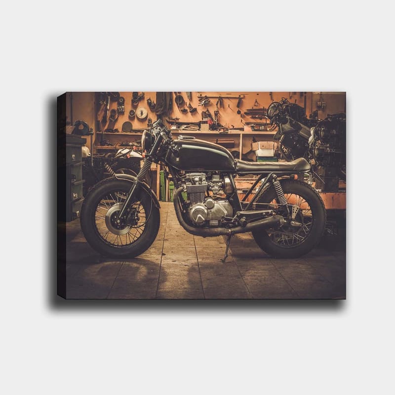 Lerretsbilde 70x100 cm - Stilig motorsykkel i verkstedmiljø - Svart / Grå / Sølv - Interiør - Maleri & posters - Lerretsbilder