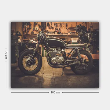 Lerretsbilde 70x100 cm - Stilig motorsykkel i verkstedmiljø - Svart / Grå / Sølv - Interiør - Maleri & posters - Lerretsbilder