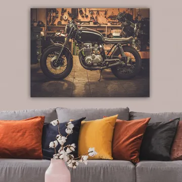 Lerretsbilde 70x100 cm - Stilig motorsykkel i verkstedmiljø - Svart / Grå / Sølv - Interiør - Maleri & posters - Lerretsbilder