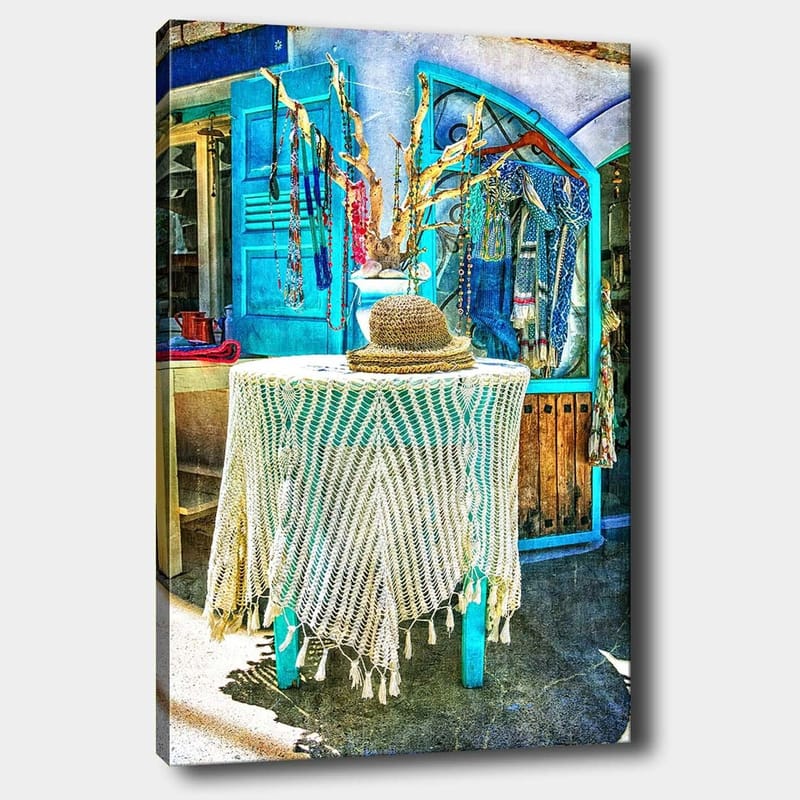 Lerretsbilde 70x100 cm - Stilig og fargerik interiørdetalj med en hatt på et bord, omgitt av smykker og klær, Blå / Hvit / Beige