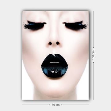 Lerretsbilde 70x100 cm - Stilisert ansiktsportrett med fokus på en person med svart leppestift og dramatiske øyevipper - Svart / Hvit / Grå - Interiør - Maleri & posters - Lerretsbilder
