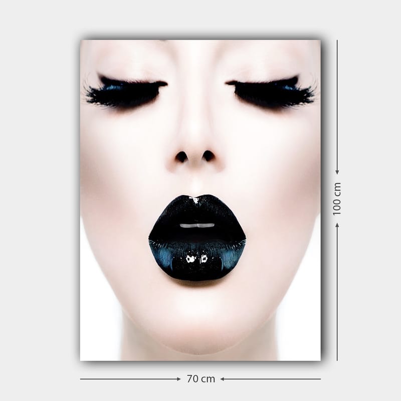 Lerretsbilde 70x100 cm - Stilisert ansiktsportrett med fokus på en person med svart leppestift og dramatiske øyevipper - Svart / Hvit / Grå - Interiør - Maleri & posters - Lerretsbilder