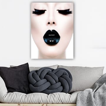 Lerretsbilde 70x100 cm - Stilisert ansiktsportrett med fokus på en person med svart leppestift og dramatiske øyevipper - Svart / Hvit / Grå - Interiør - Maleri & posters - Lerretsbilder