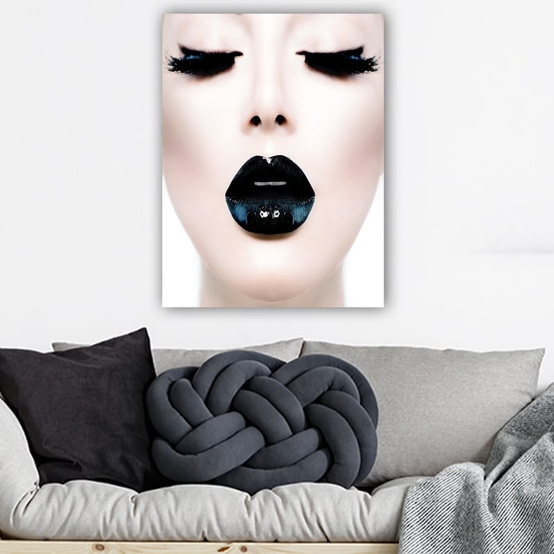 Lerretsbilde 70x100 cm - Stilisert ansiktsportrett med fokus på en person med svart leppestift og dramatiske øyevipper - Svart / Hvit / Grå - Interiør - Maleri & posters - Lerretsbilder