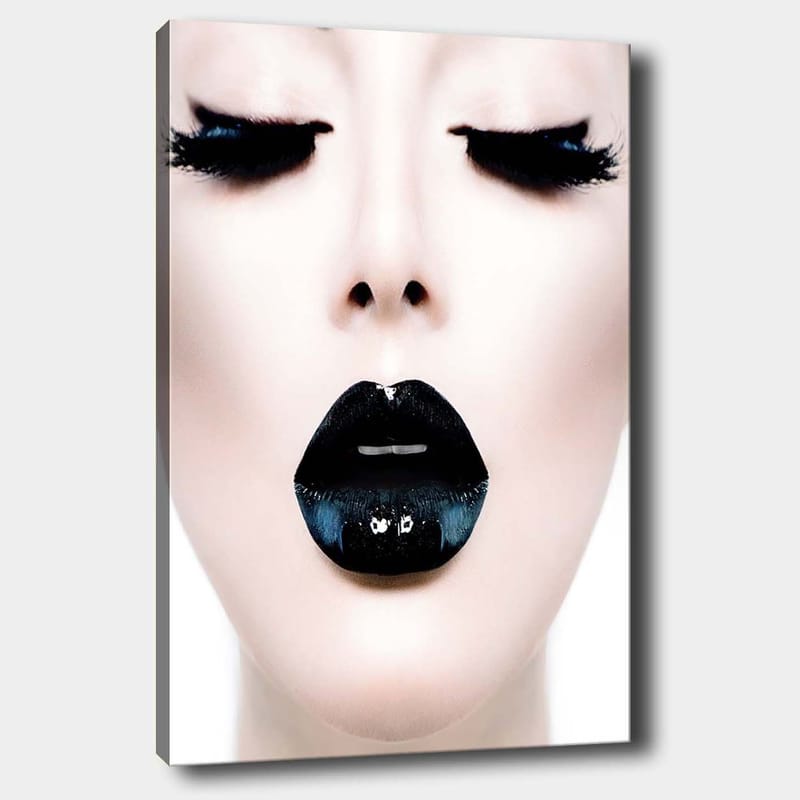 Lerretsbilde 70x100 cm - Stilisert ansiktsportrett med fokus på en person med svart leppestift og dramatiske øyevipper, Svart / Hvit / Grå