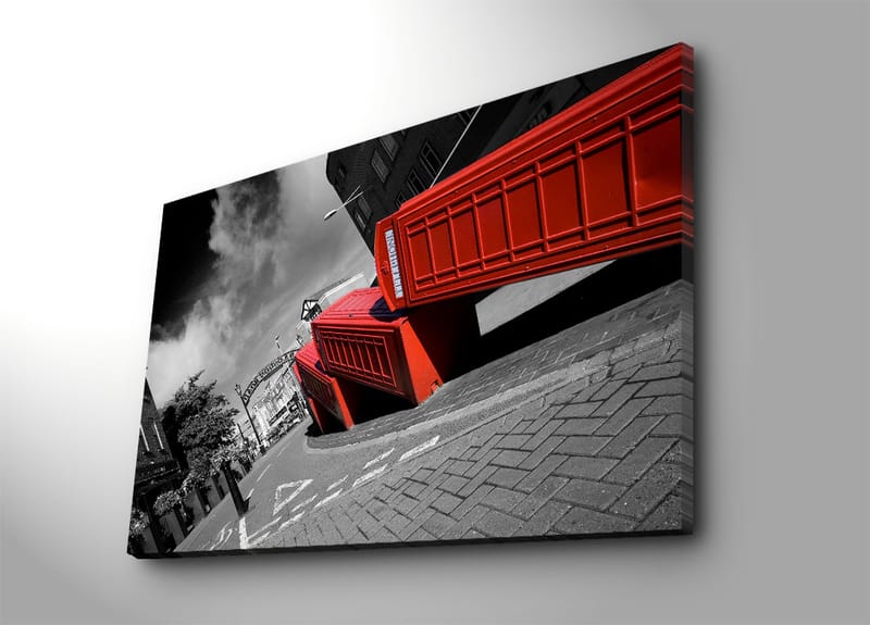 Lerretsbilde 70x100 cm - Stilisert bilde av røde telefonkiosker i et svart-hvitt bybilde, Rød / Svart