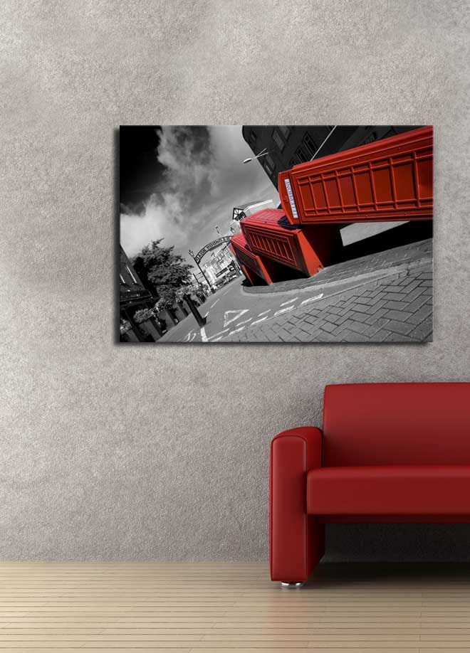 Lerretsbilde 70x100 cm - Stilisert bilde av røde telefonkiosker i et svart-hvitt bybilde - Rød / Svart - Interiør - Maleri & posters - Lerretsbilder