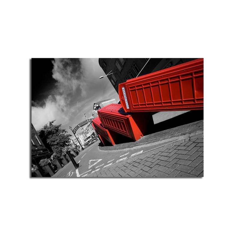 Lerretsbilde 70x100 cm - Stilisert bilde av røde telefonkiosker i et svart-hvitt bybilde - Rød / Svart - Interiør - Maleri & posters - Lerretsbilder