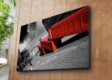 Lerretsbilde 70x100 cm - Stilisert bilde av røde telefonkiosker i et svart-hvitt bybilde - Rød / Svart - Interiør - Maleri & posters - Lerretsbilder