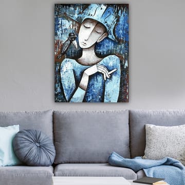 Lerretsbilde 70x100 cm - Stilisert kvinne med en svart fugl på skulderen, kledd i blått og hvitt - Blå / Hvit / Svart - Interiør - Maleri & posters - Lerretsbilder