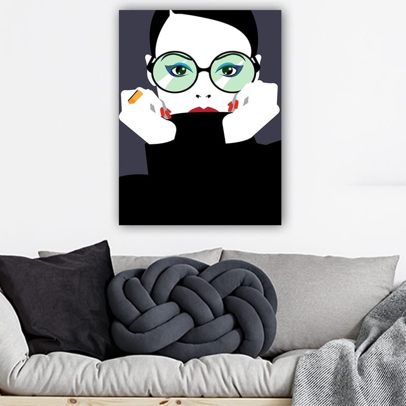 Lerretsbilde 70x100 cm - Stilisert kvinne med store briller som holder ansiktet hennes - Grønn / Svart / Rød - Interiør - Maleri & posters - Lerretsbilder