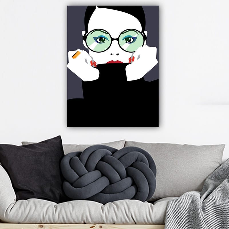 Lerretsbilde 70x100 cm - Stilisert kvinne med store briller som holder ansiktet hennes - Grønn / Svart / Rød - Interiør - Maleri & posters - Lerretsbilder
