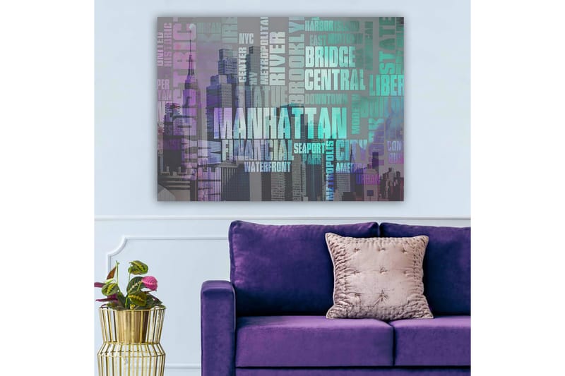 Lerretsbilde 70x100 cm - Stilisert representasjon av Manhattan med fokus på byens navn og ikoniske bygninger - Lilla / Turkis / Grå - Interiør - Maleri & posters - Lerretsbilder