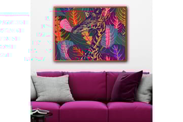 Lerretsbilde 70x100 cm - Stilisert sjiraff omgitt av fargerikt løvverk - Lilla / Grønn / Oransje - Interiør - Maleri & posters - Lerretsbilder