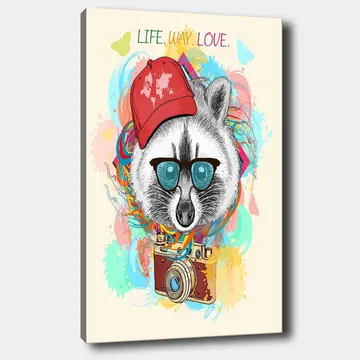 Lerretsbilde 70x100 cm - Stilisert vaskebjørn med solbriller og kamera, iført rød lue, omgitt av fargerike mønstre - Rød / Blå / Grønn - Interiør - Maleri & posters - Lerretsbilder