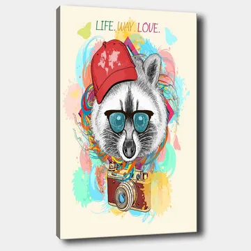 Lerretsbilde 70x100 cm - Stilisert vaskebjørn med solbriller og kamera, iført rød lue, omgitt av fargerike mønstre - Rød / Blå / Grønn - Interiør - Maleri & posters - Lerretsbilder